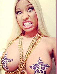 Nicky Minaj ense?ndo otra vez sus tetas!