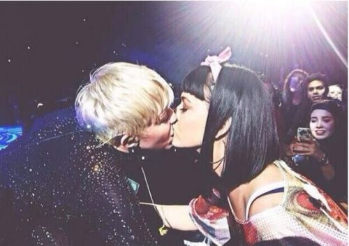 Miley Cyrus besa a Kate Perry