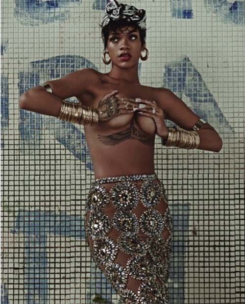 Rihanna, topless de aniversario en Vogue Brasil